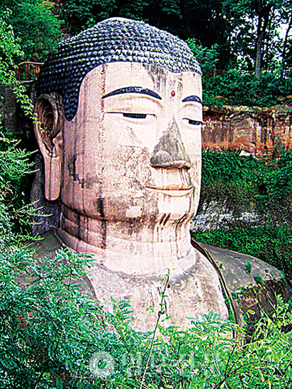 유네스코 세계유산으로 지정된 중국 스촨성 러산시의 낙산대불(Leshan Giant Buddha)이 대기 오염으로 부식되고 있다. [내셔널지오그래픽]