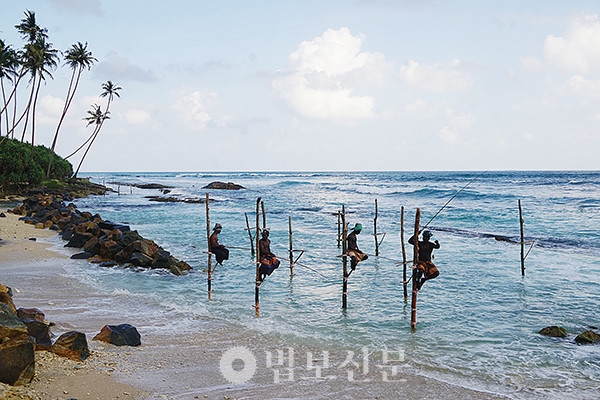 바닷가에서 전통적인 방식으로 낚시를 하고 있는 모습. 