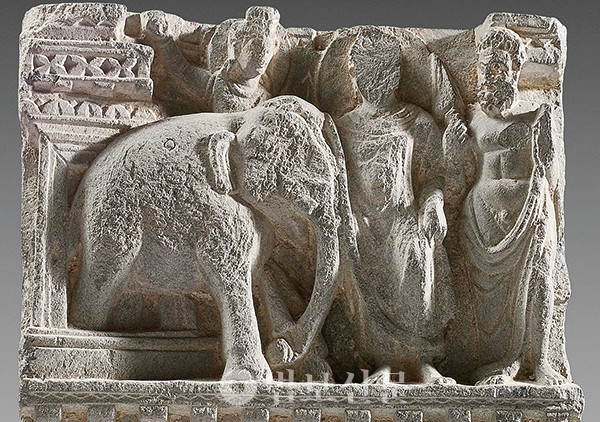 제바달다가 야생 코끼리를 이용해 부처님을 시해하려 했으나 모두 실패했다. 사진은 3~4세기 간다라에서 조성된 부조.