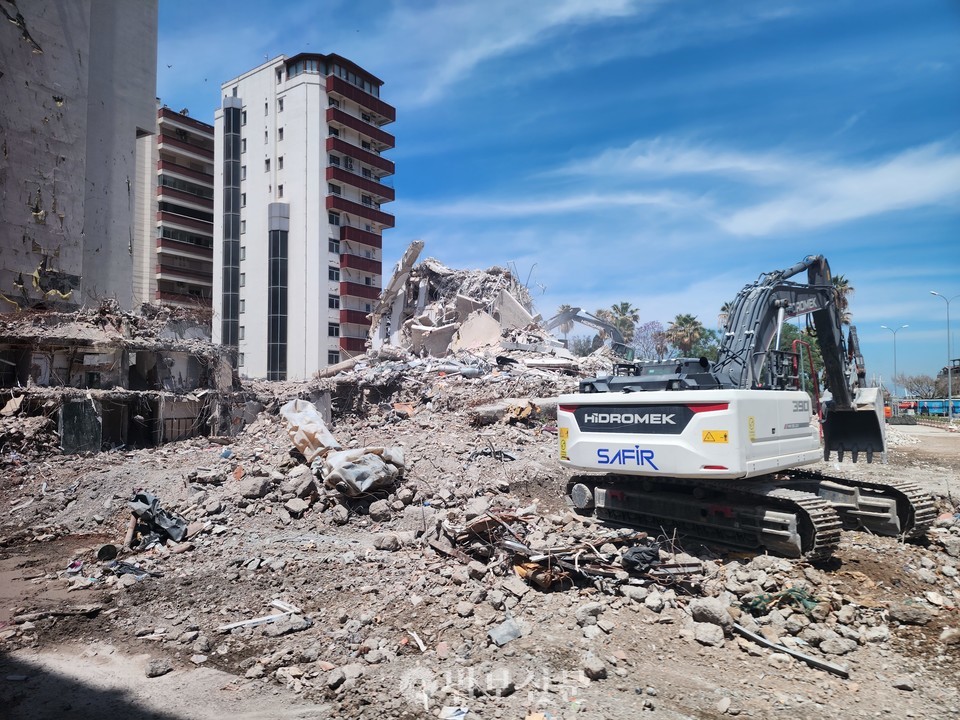 튀르키예 하타이주 이스켄데룬 시내에는 아직 철거하지 못한 잔해들이 곳곳에 널려있었다.