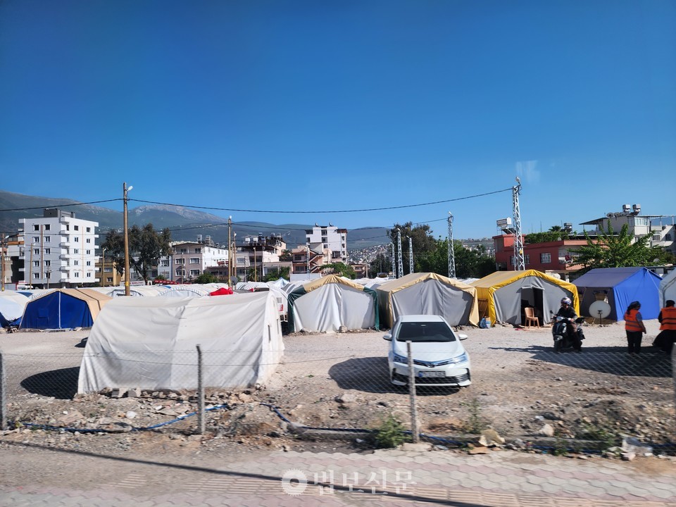 이스켄데룬 곳곳에는 이재민들이 펼친 텐트로 가득했다.