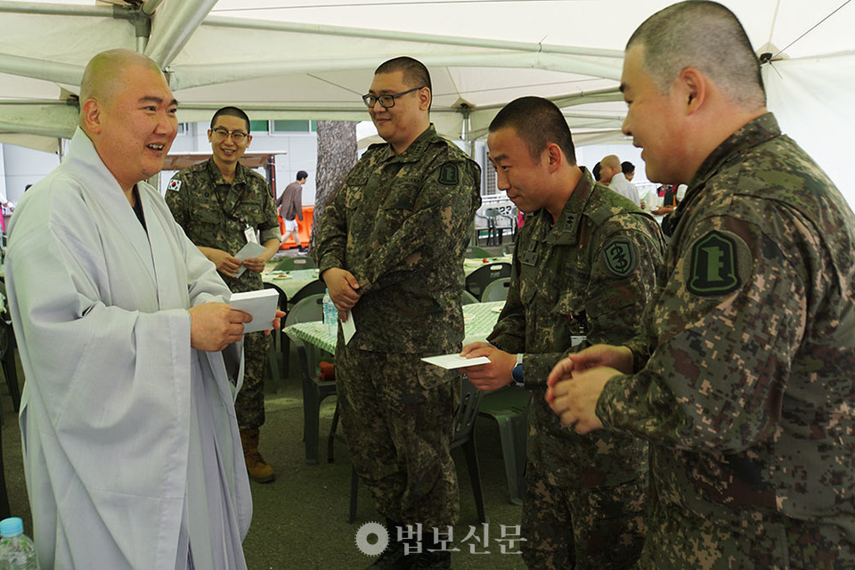 낙산사 주지 청현 스님은 군법당 후원금과 군법사 격려금을 각각 전달했다.