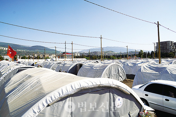 이재민들은 3평 남짓한 텐트에서 모든 것을 해결한다.