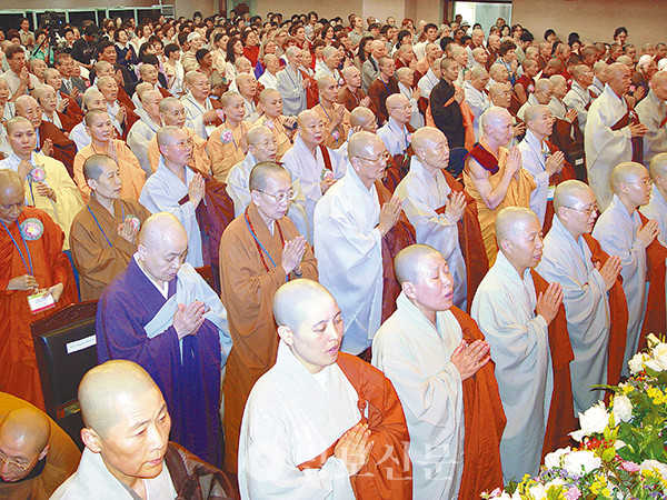 제18차 샤카디타 세계대회가 6월23~27일 서울 강남 코엑스와 봉은사 일대에서 열린다. 사진은 2004년 김포 중앙승가대에서 열린 제8차 샤카디타 세계대회 모습.