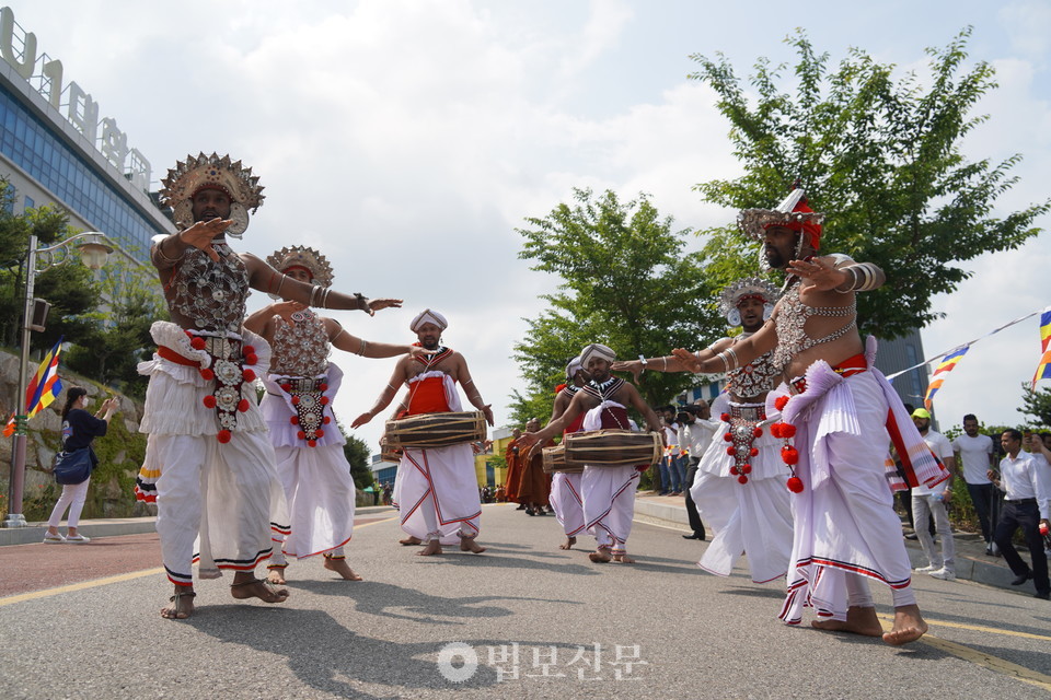 스리랑카 전통 공연단이 신명나는 장고 연주와 함께 경쾌한 ‘헤이위시’ 춤사레로 탁발공양에 나선 스님들의 앞길을 장식했다.