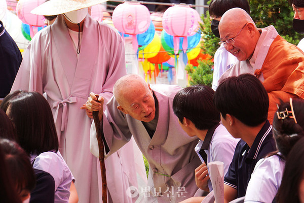 올해 5월24일, 봉선사서 열린 광동학원 첫 합동수계식에서 월운 스님이 아이들과 얘기하고 있는 모습.