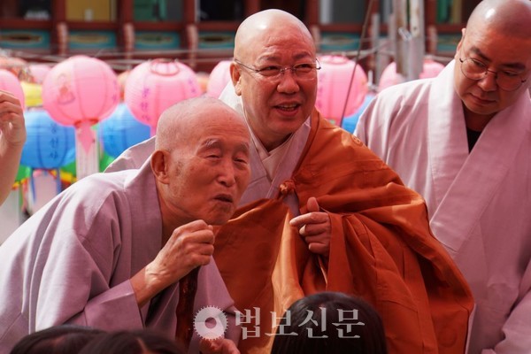올해 5월24일, 봉선사서 열린 광동학원 첫 합동수계식에서 초격 스님(오른쪽)과 함께 하고 있는 월운 스님의 모습.