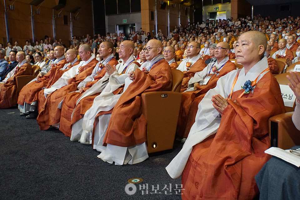 서울 코엑스 3층 오디토리움에서 열린 개막식에는 조계종 총무원장 진우 스님을 비롯해 국내외 불교인사 3000여명이 참석했다.