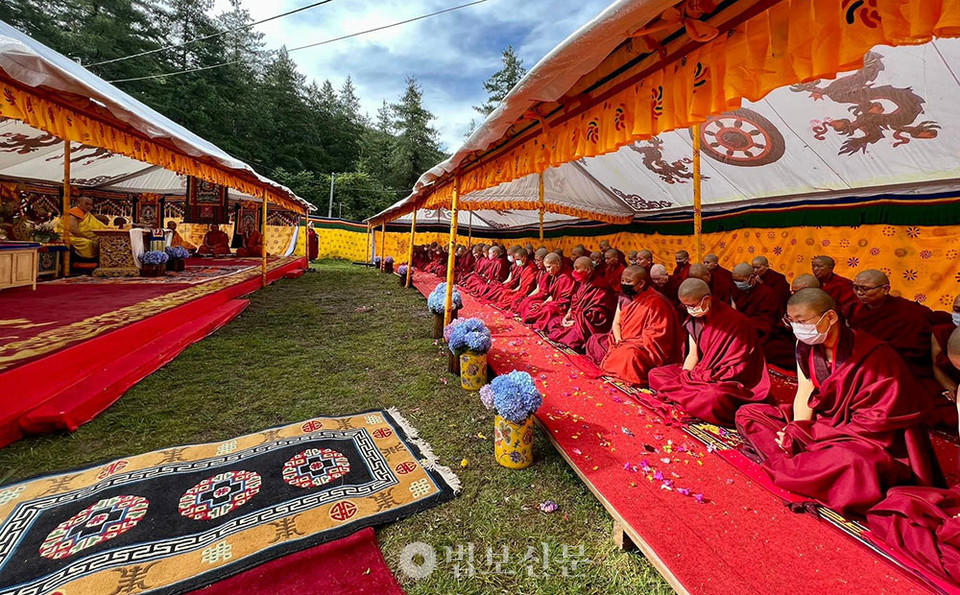 부탄불교 최고 지도자인 제켄포로 부터 비구니계를 수계하는 비구니스님들. [슝드라창 페이스북 캡처]