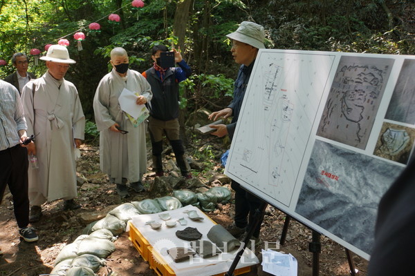 김진덕 불교문화재연구소 팀장이 주어사지에서 발굴된 불교 관련 유물을 설명하고 있다. [법보신문 DB]