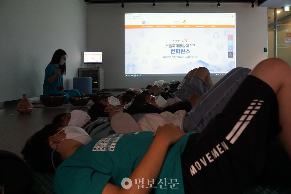 지난해 진행된 제3회 국제명상엑스포에서 동대부중 학생들이 싱잉볼 명상을 체험하고 있다. 
