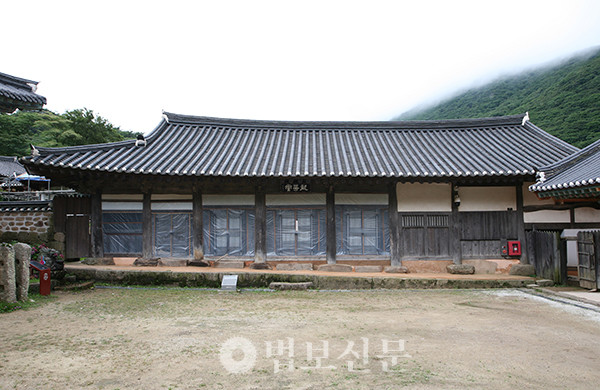 전라도 해남 대흥사의 옛 강원인 용화당 전경. 대흥사는 청허휴정 스님이 의발을 전한 사찰로 이후 13대종사와 13대강사를 배출하였다. 휴정 스님이 주석한 경상도 신흥사(정확히는 산내 암자인 내은적암을 중창하여 기거함), 강원도 표훈사, 황해도 보현사는 16세기에 다수의 스님 교육용 불서를 간행한 곳이기도 했다.[한국민족문화대백과사전]