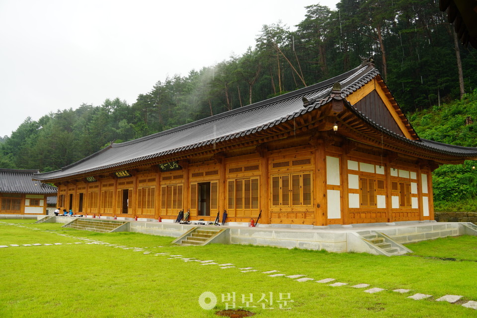 오대산 자연명상마을 옴뷔 동림선원에 입방한 참가자들은 댓돌을 두드리는 빗방울을 선율삼아 정진에 들었다.