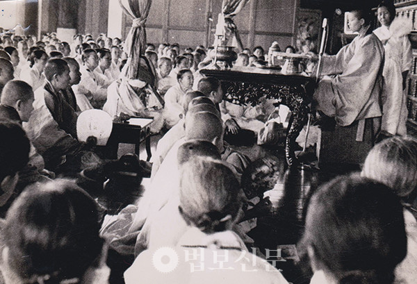 명성 스님이 1960년 7월 조계사 법당에서 법문하는 모습. [불광출판사]