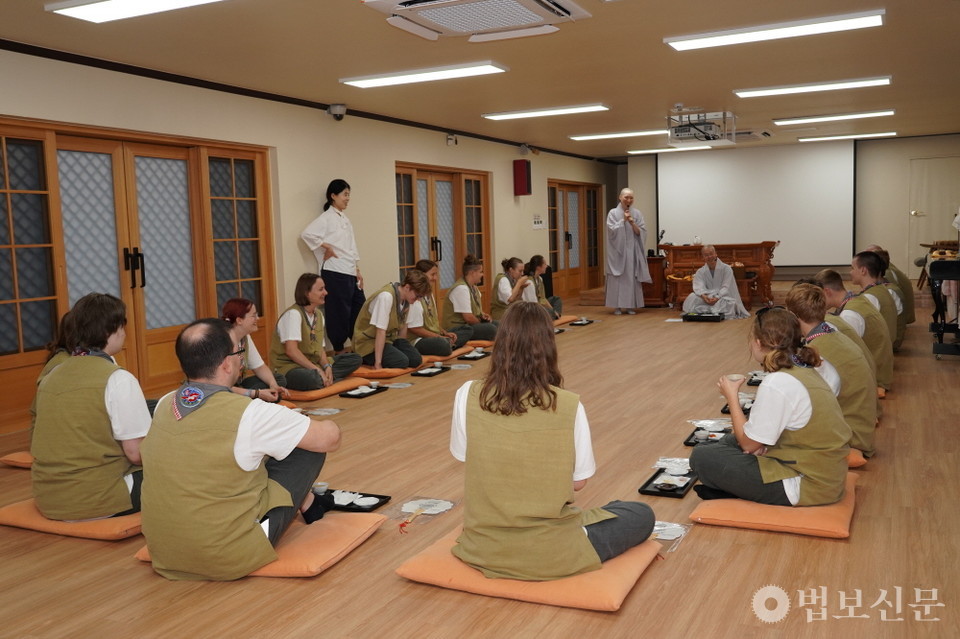 2023 세계스카우트잼버리가 8월1~12일 전북 부안 새만금 일원에서 개최되는 가운데 한국불교문화사업단이 한국의 불교와 전통문화를 소개하는 다양한 자리를 마련했다. 사진은 서울 옥천암 템플스테이에 참여한 오스트리아 스카우트 대원들.