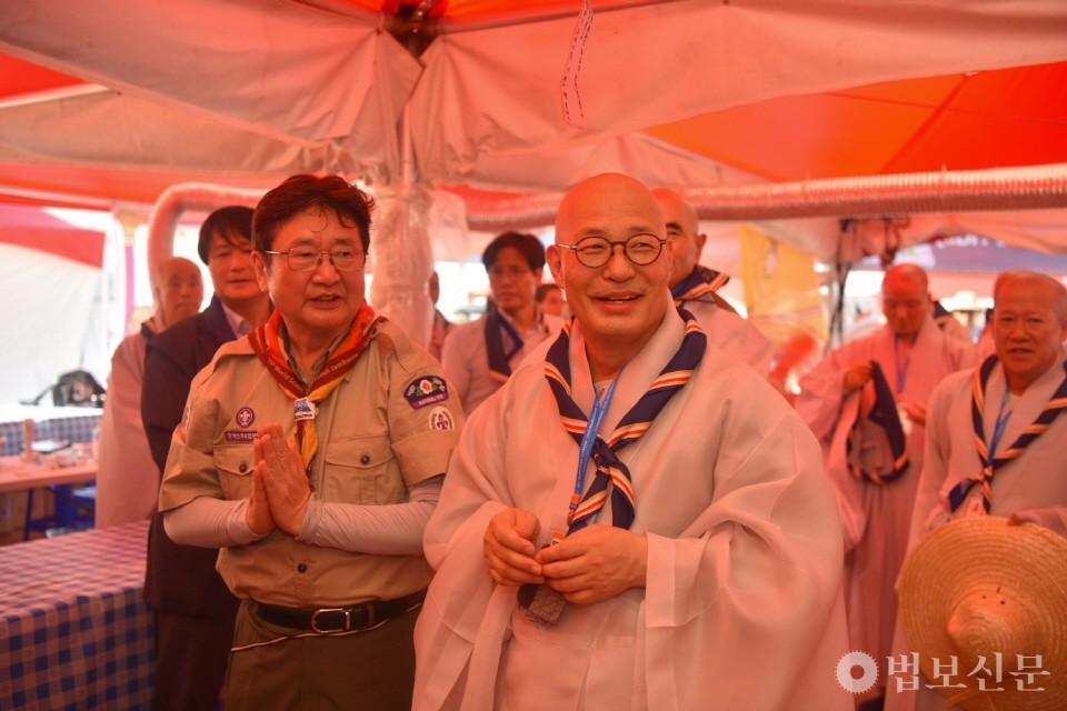 총무원장 진우 스님이 박보균 문체부 장관과 함께 잼버리 법당을 참배하고 담소를 나누고 있다.