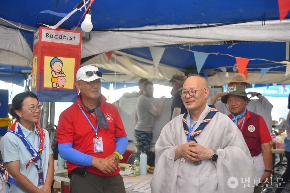 총무원장 진우 스님이 불교스카우트 운영본부를 찾아 격려의 말을 하고 있다.