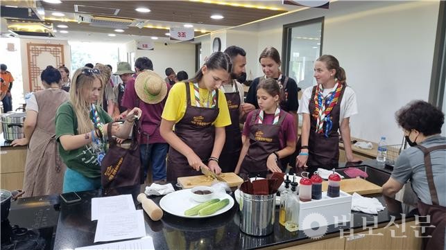 세종 전통문화체험관에서 사찰음식 만들기를 체험하고 있는 불가리아 대원들. [세종 전통문화체험관]