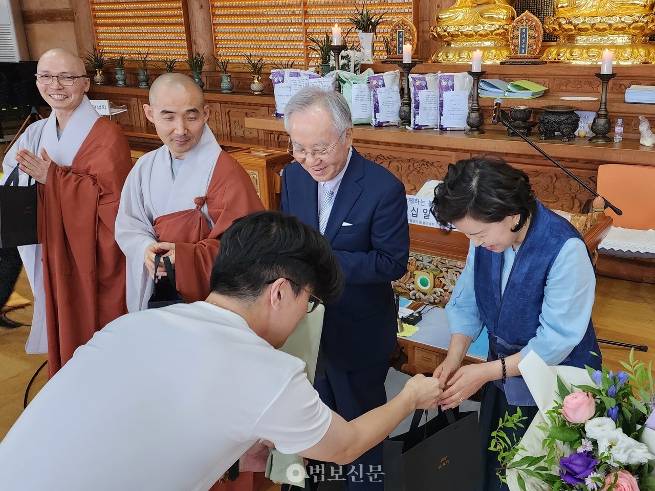 금강청년법회가 이명숙(연안성) 전 불광법회 부회장에게 감사 선물을 전달하고 있다.[불광사]