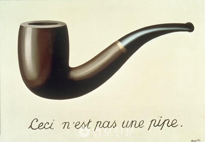 벨기에의 초현실주의 화가 르네 마그리트의 대표작이자 그의 세계를 이해하는 열쇠를 제공해주는 작품 대표작 ‘이미지의 배반’(La trahison des images). 이 작품에는 흔한 파이프가 그려져 있지만 그 아래에는 ‘Ceci n'est pas une pipe’(이것은 파이프가 아니다)라고 쓰여 있다. 