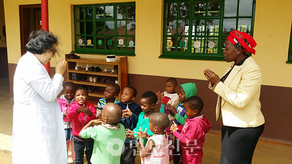 아프리카 남부 에스와티니에서 6년간 기거하며 출산·교육 봉사활동을 이어갔다.