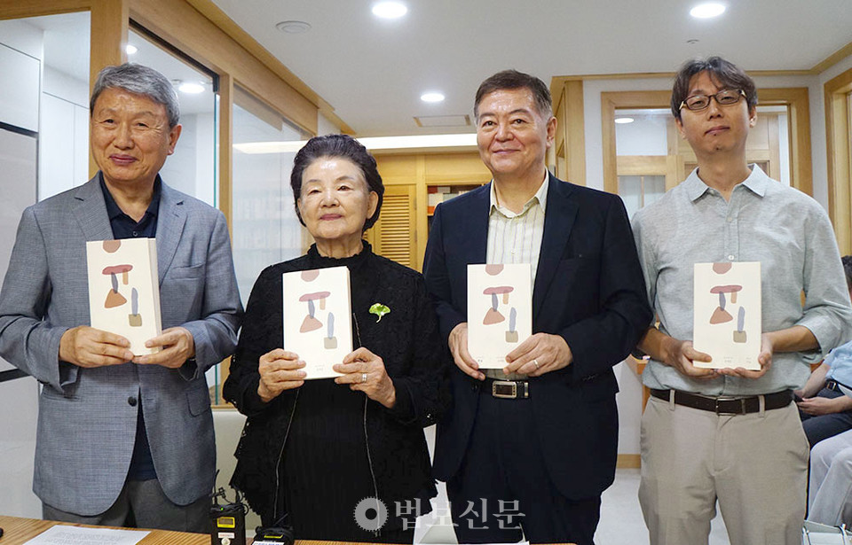 (사진 왼쪽부터) 권영민 발행인, 신달자 편집주간, 이숭원 편집위원, 신철규 편집위원. 