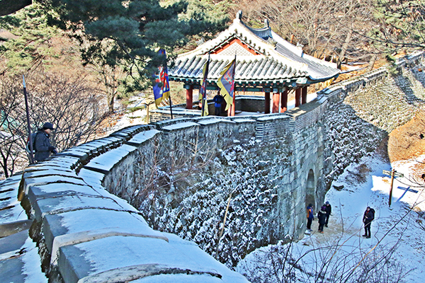 눈 쌓인 남한산성의 모습. 조선 후기 남한산성과 북한산성에서는 전국의 사찰에서 정해진 인원수의 스님들이 2개월마다 돌아가며 복무하는 의승 윤회입번이 시행되었다.