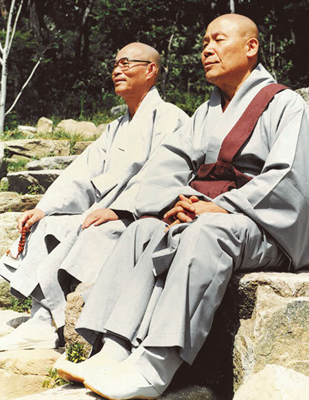 평생의 도반 도원 스님(오른쪽)과 함께 파계사 대비암에서 망중한을 즐기고 있는 녹원 스님. [조계종출판사]