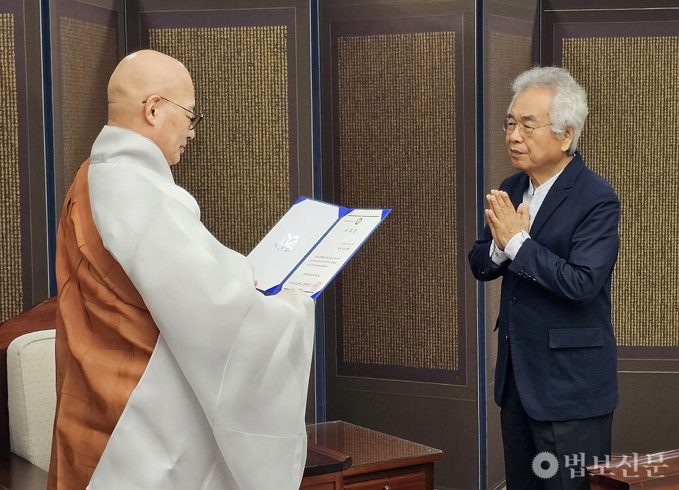 총무원장 진우 스님은 9월18일 박범훈 불교음악원장에게 위촉장을 전달했다.