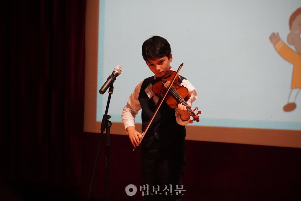 김이완(루마니아어, 서울거원초 5) 어린이는 '나의 꿈은 행복한 소리를 연주하는 것'을 발표하며 바이올린 연주를 선보였다.