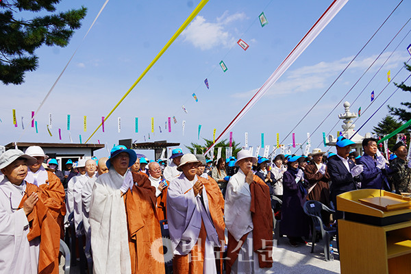 통일기원 미륵대불 점안법회에 참석한 사부대중은 평화통일을 발원했다.