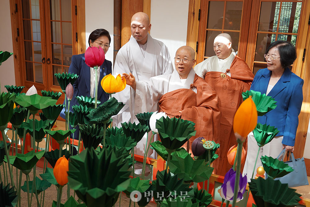  진관사지화장엄연구소 특별전 ‘자비의 향기, 꽃으로 피어나다’ 가 10월 5~9일 서울 진관사 한문화체험관에서 열린다. 