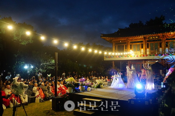 최은진, 손민정, 김부영 씨가 '관세음보살의 춤'을 펼쳐보이고 있다.