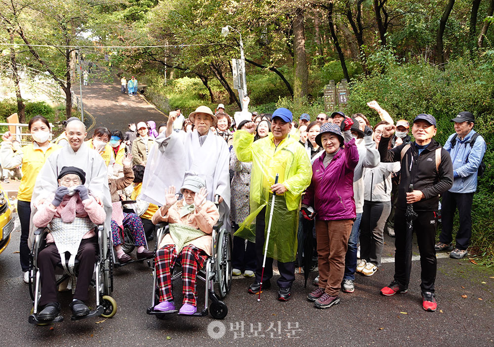 이날 걷기 행사에는 금천구립 사랑채요양원(원장 혜능 스님)에서 생활하고 있는 어르신 6명이 초청돼 화창한 가을을 만끽했다. 