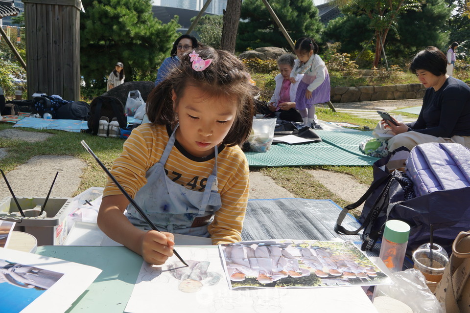 그림그리기대회에 참가한 어린이.