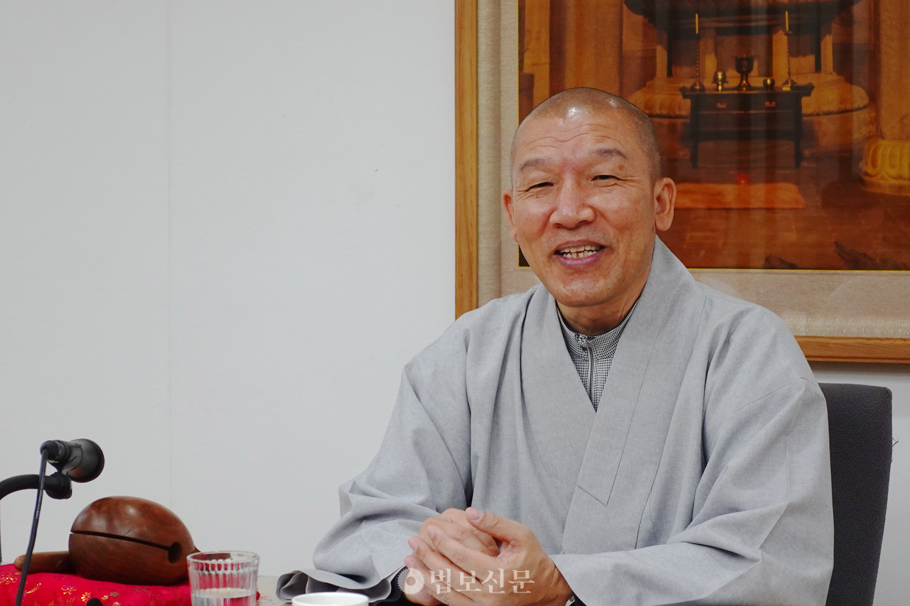 조계종 중앙종회의장이기도 한 주경 스님은 30여년 째 글쓰기를 놓지 않고 있다. 