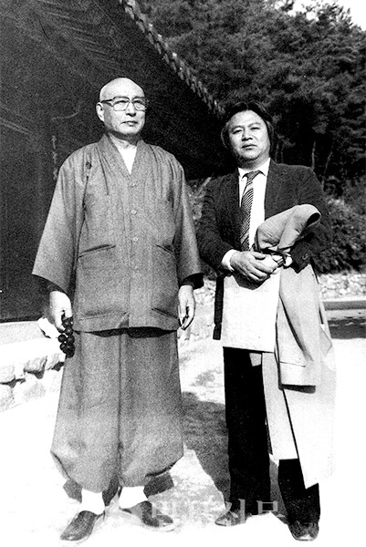 1988년 법보신문 창간 당시의 월산 스님과 선원빈 국장.
