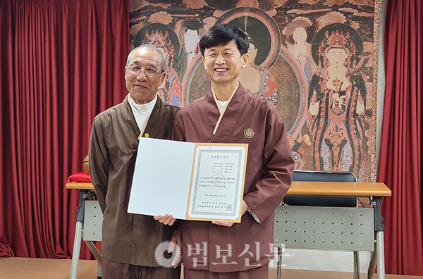 김영석 포교사단장이 10월14일 열린 제13대 포교사단장 선거에서 190표를 얻어 재임에 성공했다.