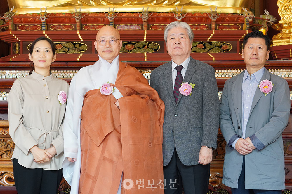 번역자 김성은(오른쪽 끝), 하정민(왼쪽 첫번째) 씨에게 공로패를 수여했다. 