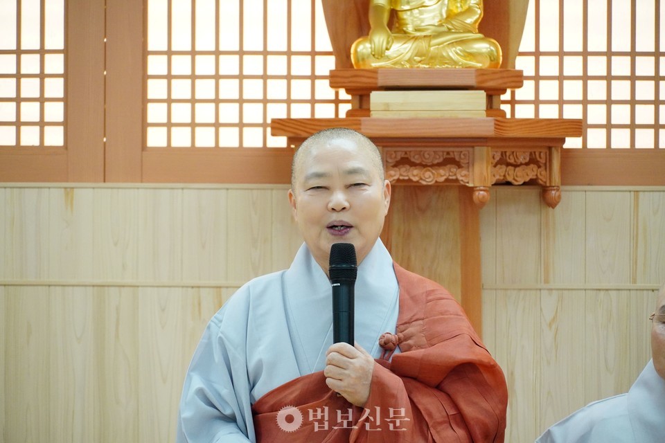 인수인계서 작성의 취지를 설명하는 본각 스님.
