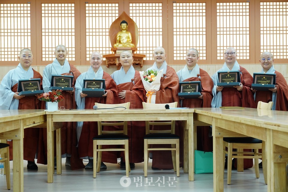 10월31일 비구니회관 2층 회의실에서 열린 12·13대 전국비구니회 인수인계식에서는 운영위원장과 12대 전국비구니회 소임스님들에게 공로패와 감사패를 전달했다.