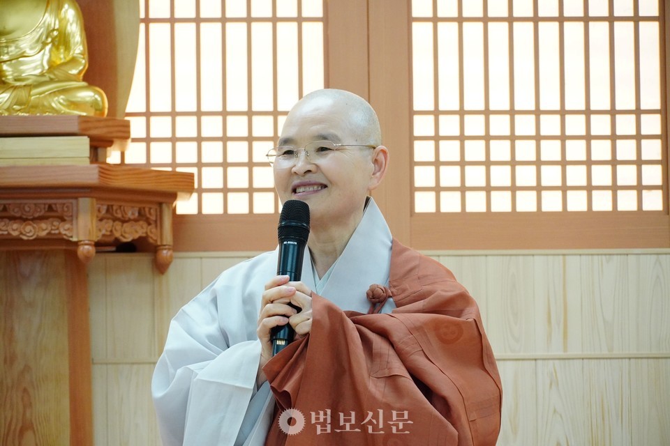 12대 전국비구니회에 감사함을 전하는 광용 스님.