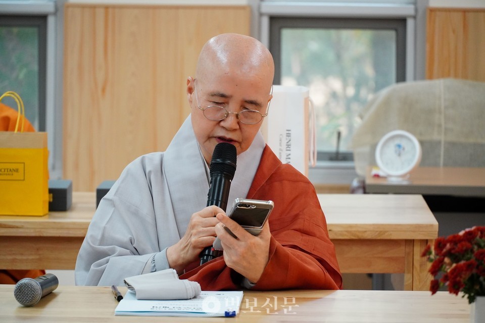광용 스님에게 감사의 글을 올리는 운영위원장 상덕 스님.