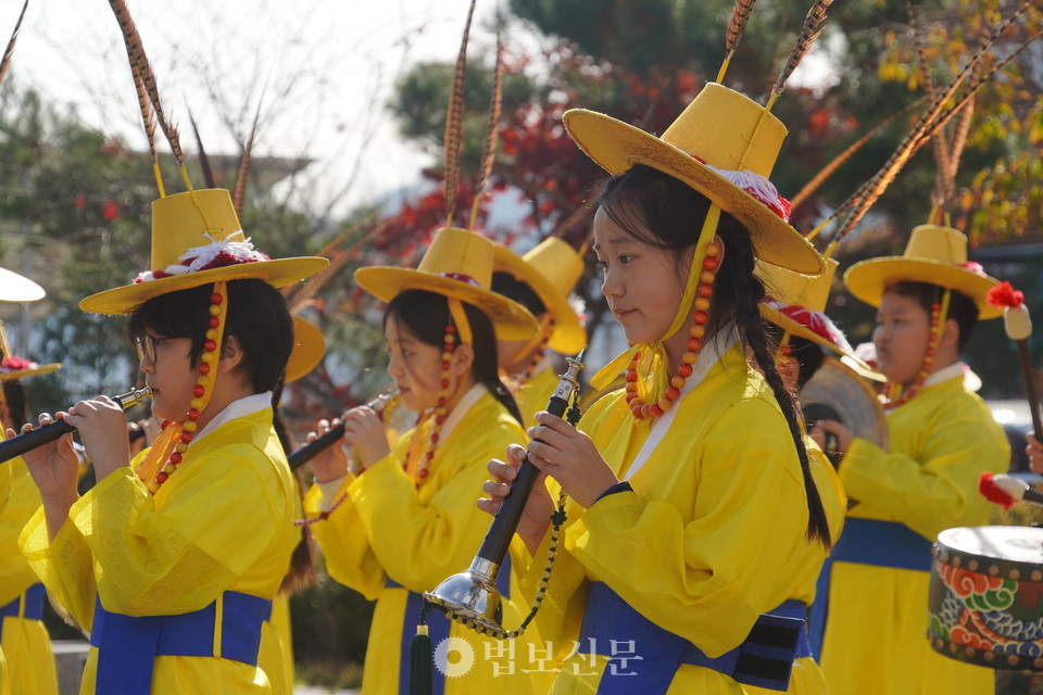 봉평초 어린이 취타대가 행렬을 이끌었다.