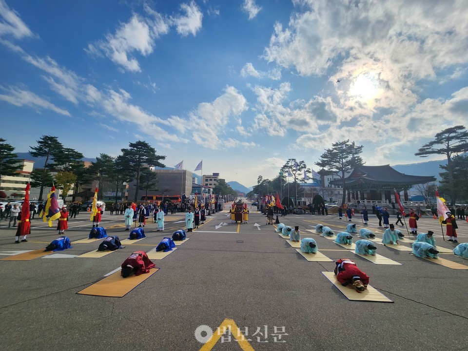 평창군청·의회·유림회를 비롯한 지역민 140여명이 실록과 의궤가 한양 왕실에서 오대산사고까지 이운되는 과정을 재현했다.
