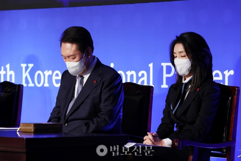 예배를 올리는 윤석열 대통령과 김건희 영부인. 사진=대통령실 