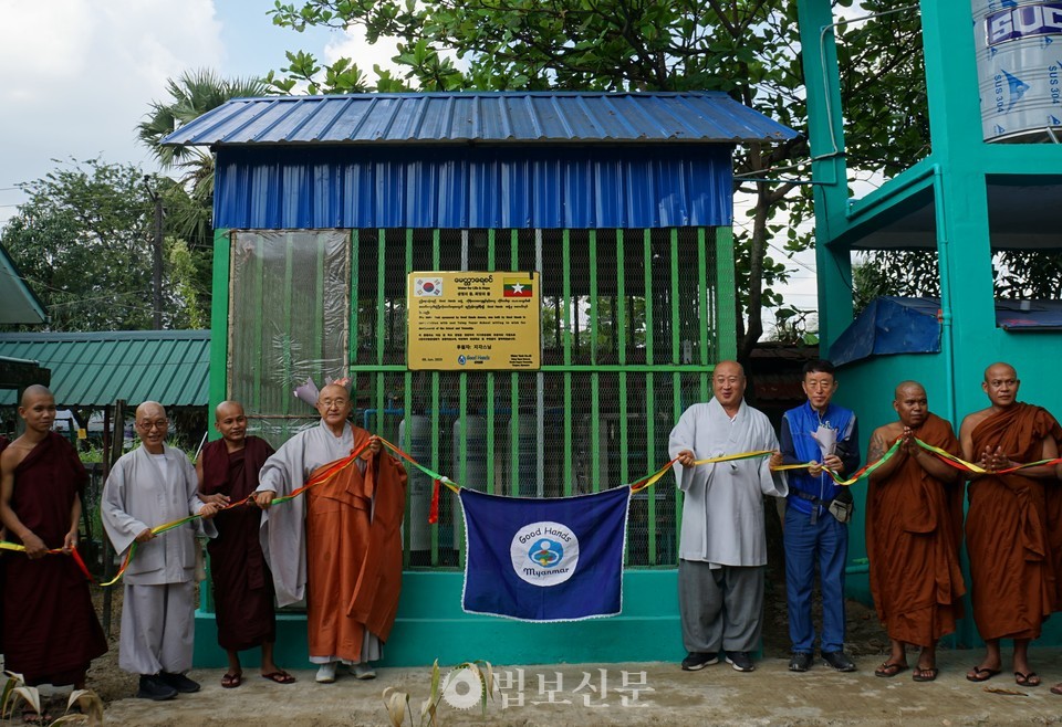 지구촌공생회가 11월21일 미얀마 따이떼야 화엄학교에서 정화필터를 연결한 48호기 물탱크 준공식을 거행했다.