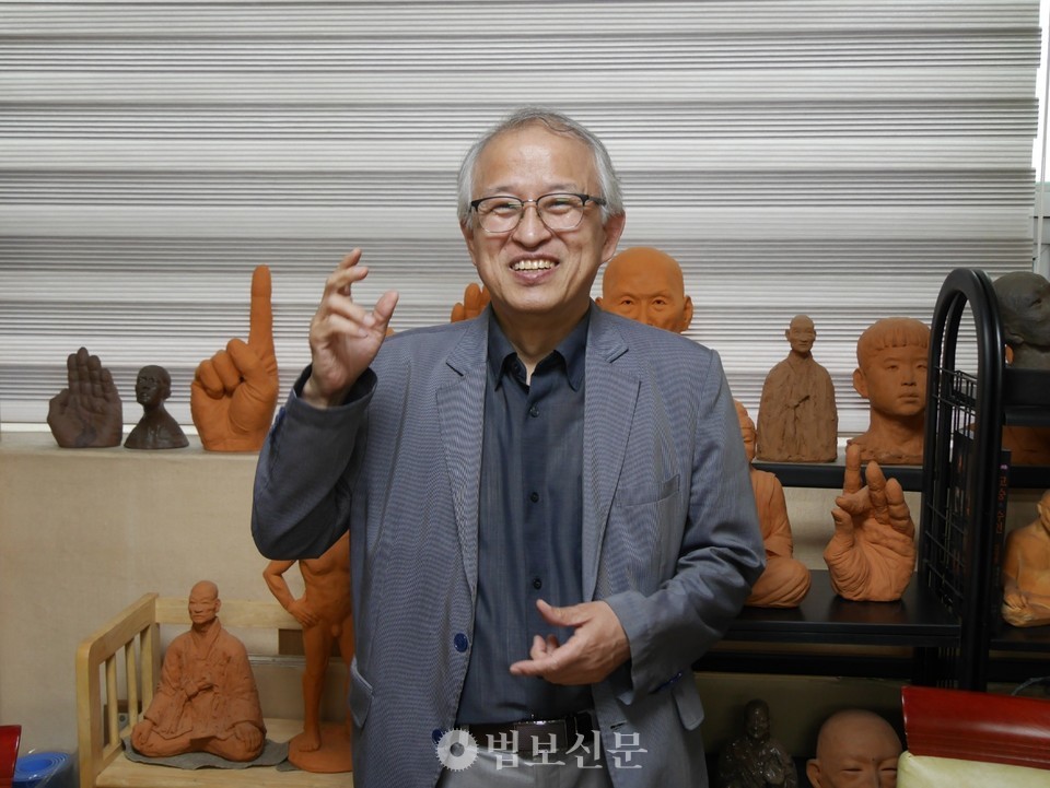 그가 만든 테라코타 작품들 앞에서. 사진=김성철 교수.