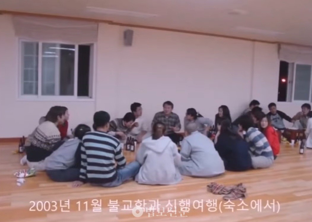 김성철 교수가 소장하고 있던 동국대 WISE캠퍼스 불교학부 학생들과의 사진.