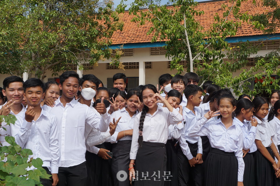 앙 언다엣 국공립 중고등학교의 학생들.
